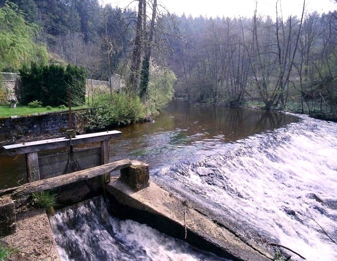 Barrage sur la Creuse à l'entrée du bief de dérivation.