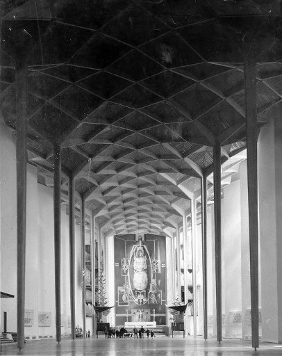 Vue de la grande tapisserie tissée dans cet atelier et installée dans le choeur de la cathédrale de Coventry en Angleterre.