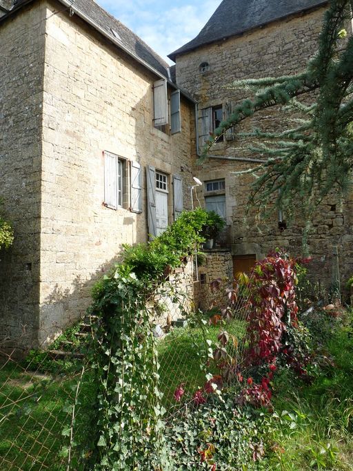 Elévation sud. Angle sud-ouest. Escalier de distribution extérieur adossé au mur gouttereau sud de l'aile ouest.