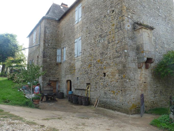 Vue générale de l'élévation nord de l'aile ouest, travée d'ouvertures et porte de cave décalée à gauche.