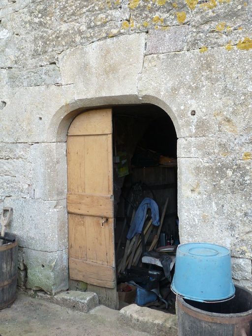 Elévation nord. Porte de cave chanfreinée en arc déprimé (18e siècle).