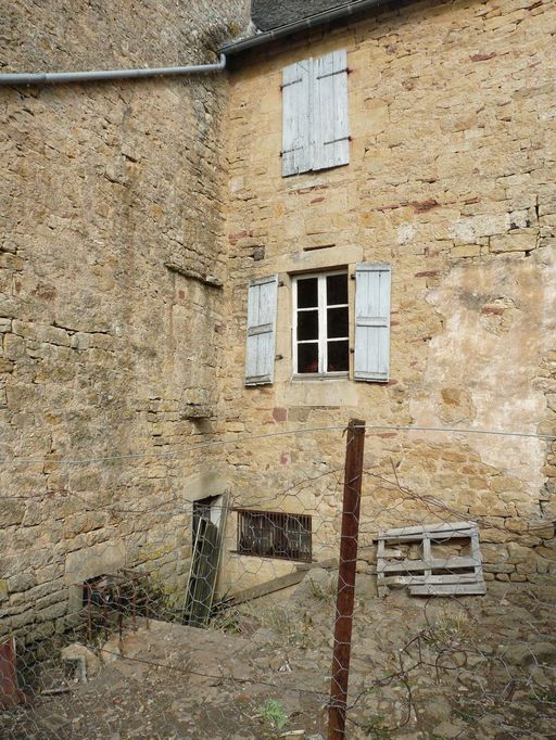 Elévation sud. Vue générale de l'angle sud-est. Vestige d'un sol en calade.