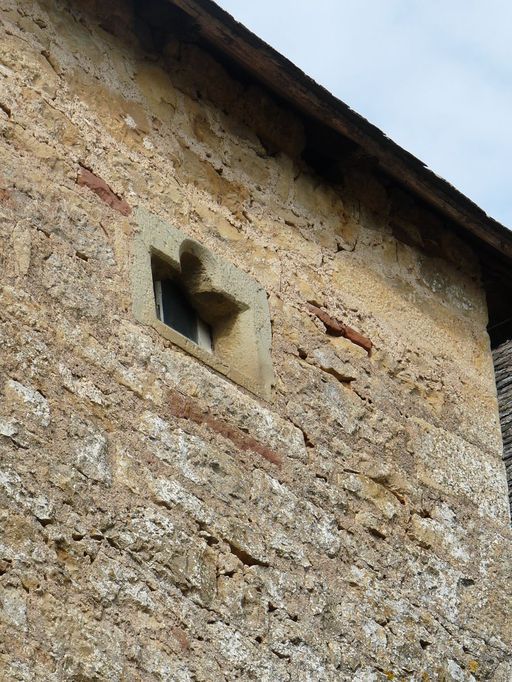 Angle sud-est. Pierre chanfreinée, en remploi.