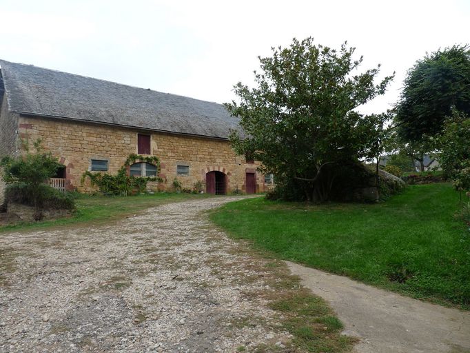 Vue générale de la grange-étable de type auvergnat, située dans la cour nord.
