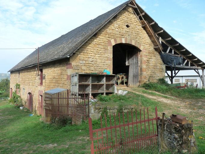 La Borie. Grange-étable de type auvergnat. ; Pignon ouest de la grange-étable.