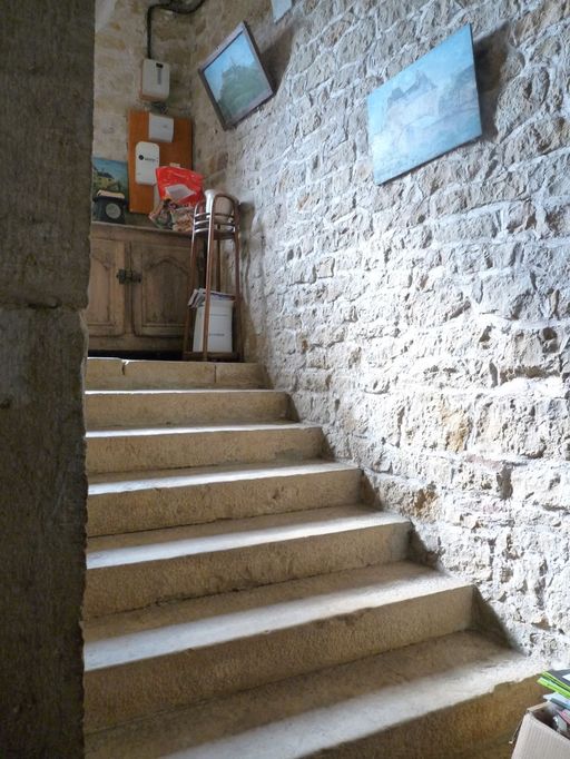Détail  de l'une des cinq volées droites de l'escalier tournant à gauche, en maçonnerie.