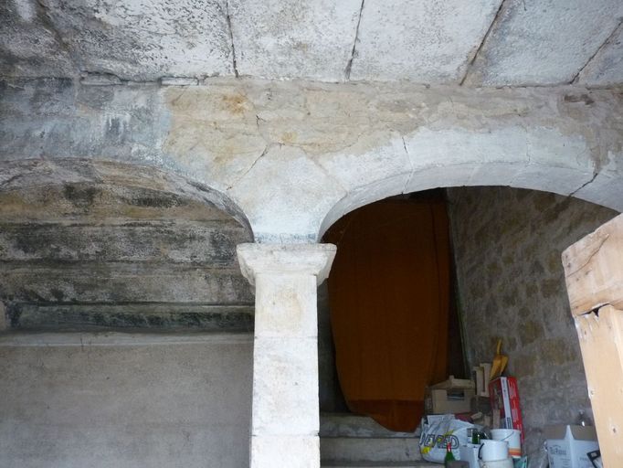 Double arc en anse-de-panier supportant les volées de l'escalier.