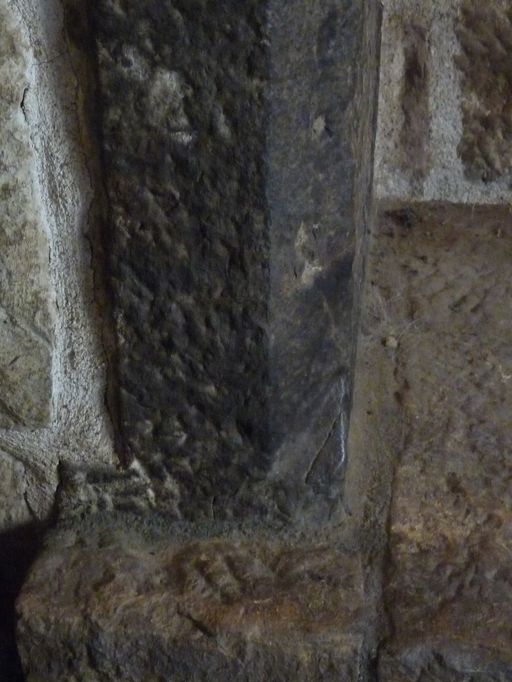 Détail du décor de la base du piédroit en double pointe de diamant.