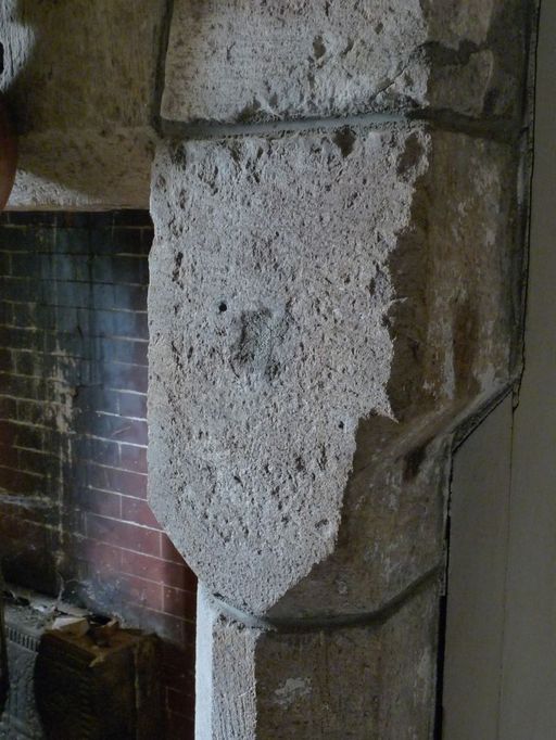 Détail du jambage bûché de la cheminée.
