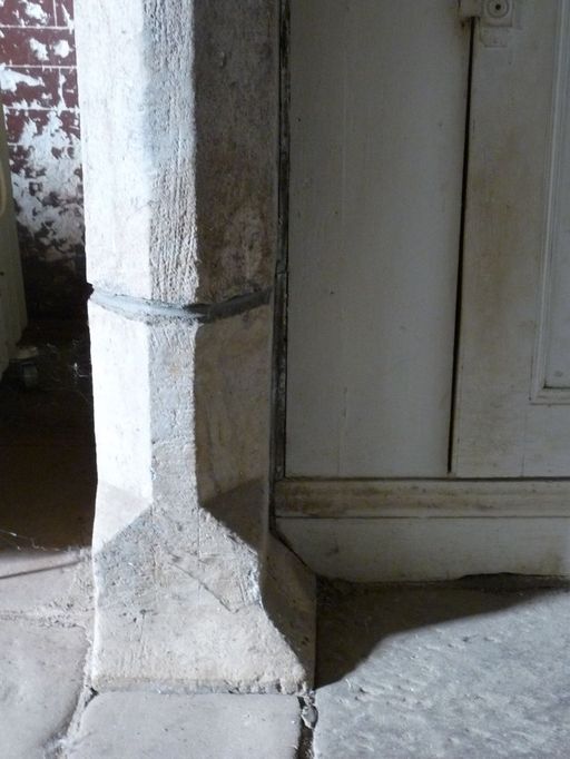 Base du piédroit de la cheminée incorporée.