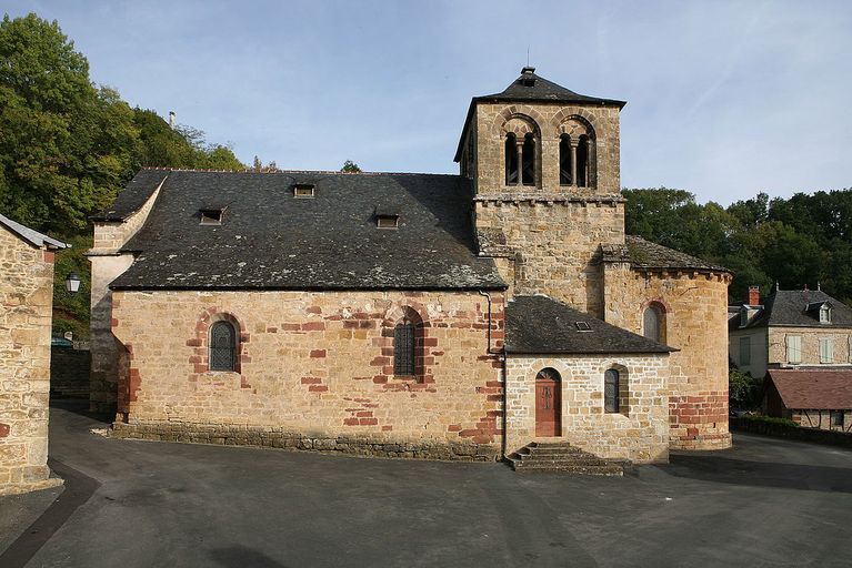 Vue générale sud, prise depuis la place de l'église.