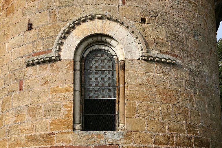 Vue générale de la baie axiale du chevet semi circulaire, soulignée d'une archivolte ornée de modillons.