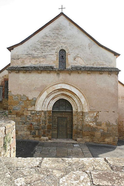 Vue générale du mur-pignon occidental et du parvis.