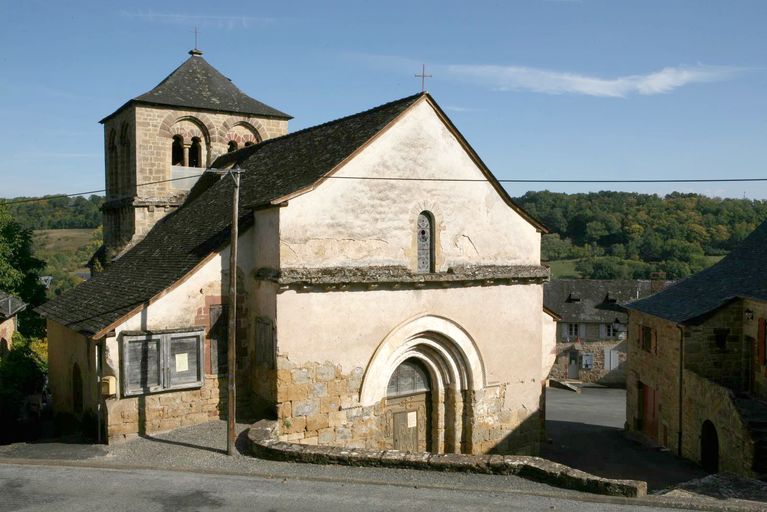 Vue générale du mur-pignon occidental, prise depuis la route.