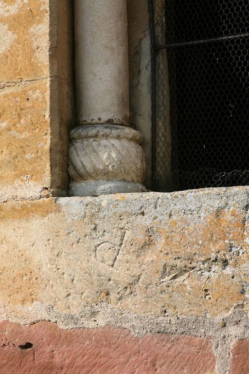 Baie axiale, vue extérieure. Détail de la base de la colonnette de gauche ornée d'un décor de torsades.