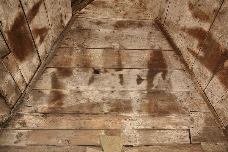 Vue générale des vestiges des peintures représentant les douze Apôtres tenant une banderole sur laquelle est inscrite le Credo.