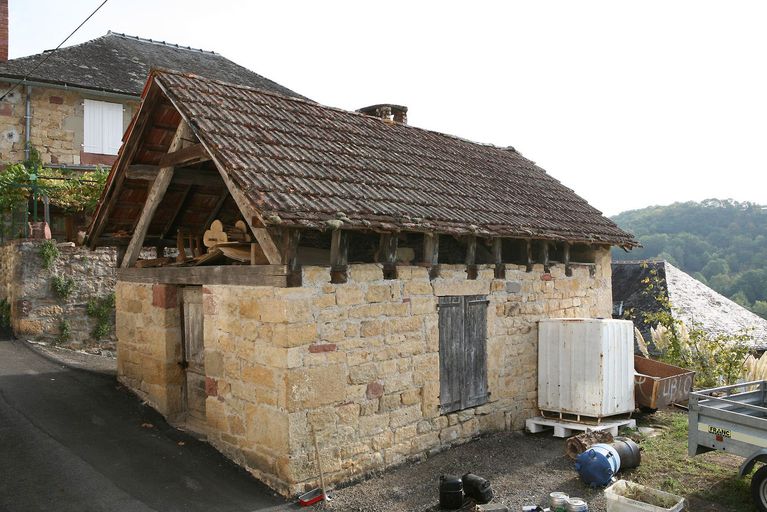 Le bourg. Détail de la structure du séchoir installé sous le comble d'un fournil. ; Vue générale du fournil implanté en face de la maison.