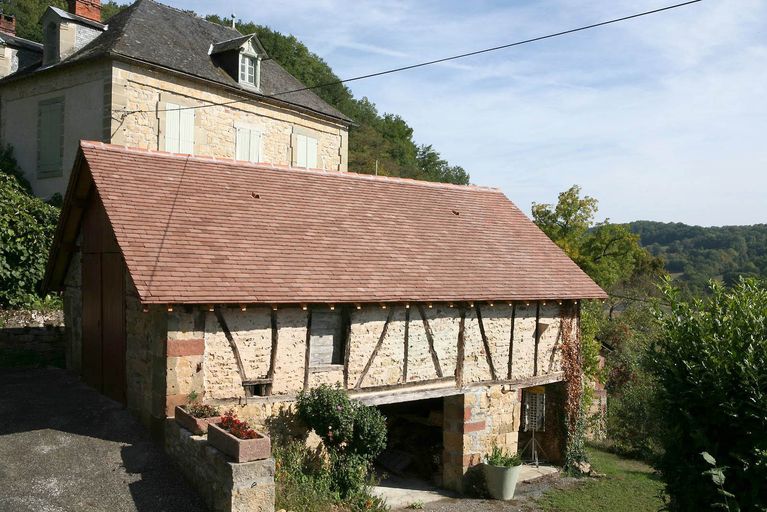 Grange-étable convertie en garage.