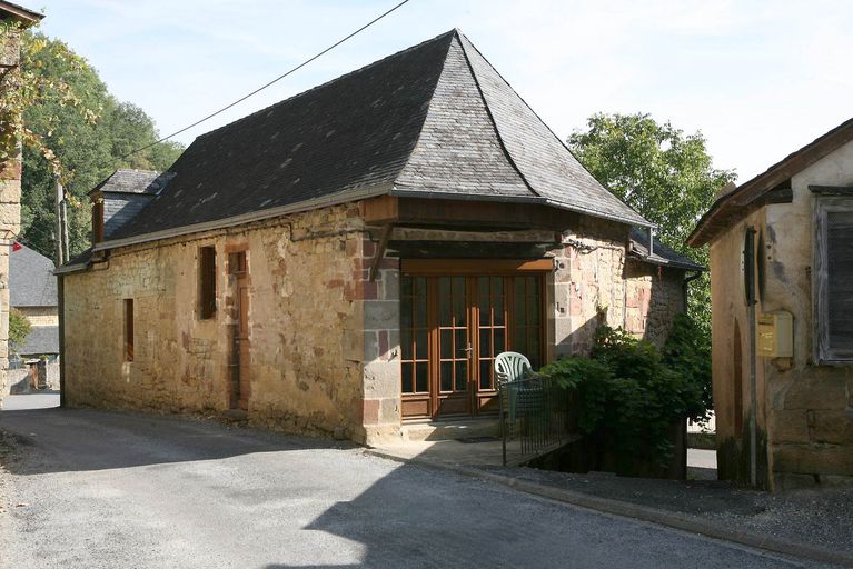 Vue générale de l'angle sud-ouest, prise de puis la route départementale. ; Le bourg. Maison très dénaturée.