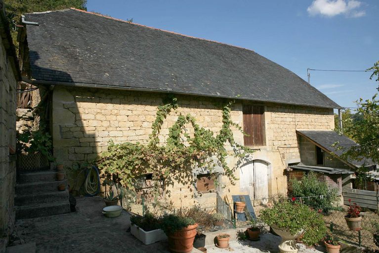 Vue générale de la grange-étable.