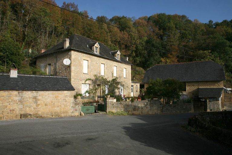 Le bourg. Ferme composée d'un logis à étage, d'une grange-étable et d'un fournil. ; Vue générale du logis de la ferme.