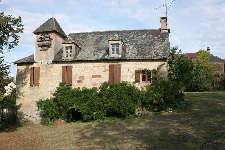 Vue générale de la façade principale du logis de la ferme.