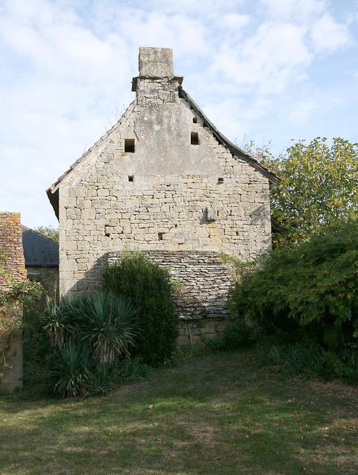 Vue générale du mur-pignon sud et de l'abside du four à pain couvert d'un toit en appentis en lauze de calcaire.