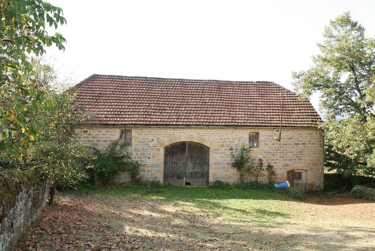 Vue générale de la façade principale de la grange de type limousin.