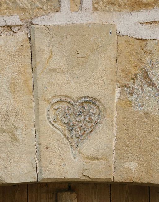 Détail de la date 1888 et des initiales  [F.G] et [P.G] inscrites dans un coeur sur le linteau de la porte charretière de la grange-étable.