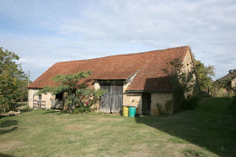 Vue générale de la façade principale sud, sur cour, de la grange-étable.