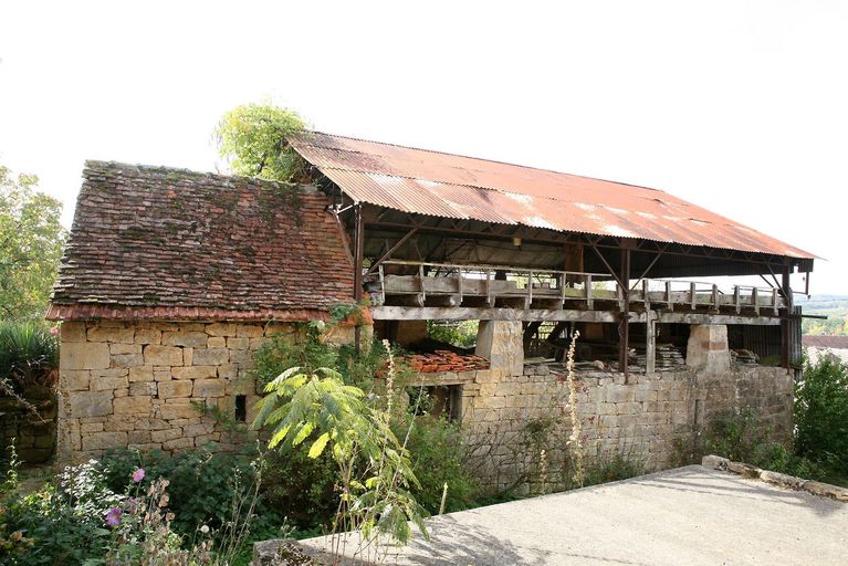 Vue générale du séchoir et de l'étable.