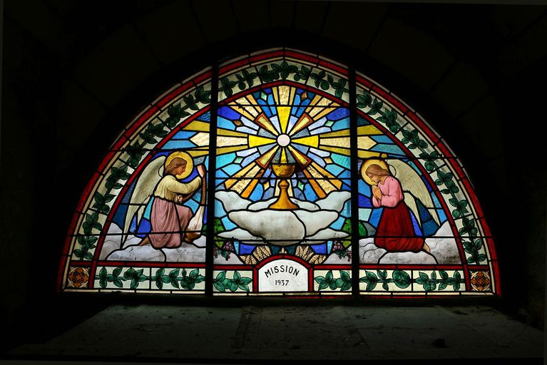 Verrière formant tympan du portail représentant l'Eucharistie. Charles Borie, le Puy-en Velay, 1937.