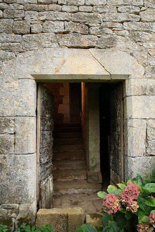 Porte chanfreinée en rez-de-chaussée permettant l'accès à la tour d'escalier carrée, portant sur son linteau la date 1726.