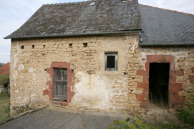 Vue générale de la façade latérale sud et de son extension côté est.