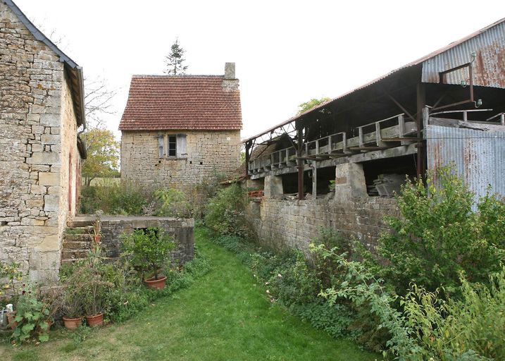 Vue générale de la ferme. Au premier plan, à droite, le séchoir et au second plan, le logis.