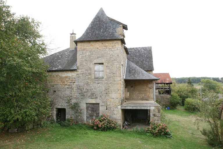 Vue générale nord de la tour d'escalier carrée.