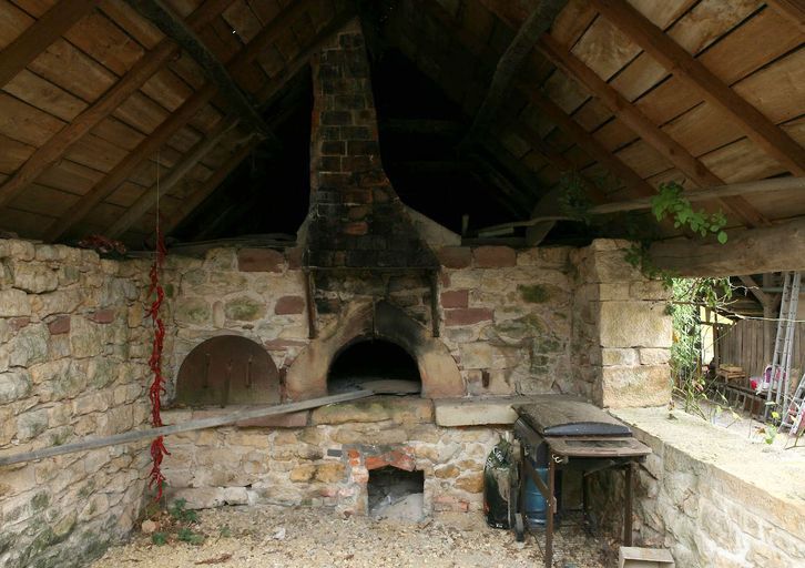 Vue générale de l'avant-four ouvert du fournil.