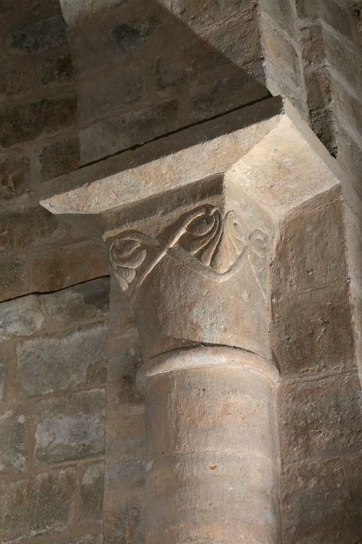Choeur. Détail du décor sculpté du chapiteau nord-est représentant des spires se terminant par des palmettes.
