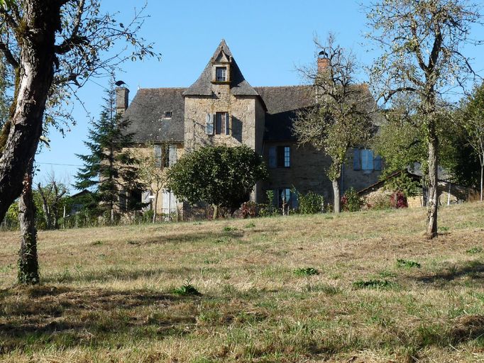 Vue générale de la façade principale, prise depuis la route.