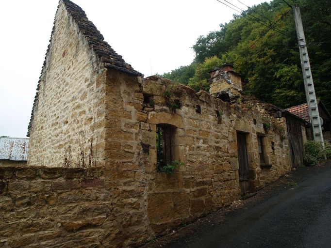 Vue du pignon couvert en lauze de calcaire.
