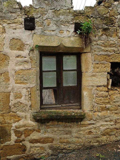 Façade principale sud.  Baie en arc en accolade à chanfrein et congés triangulaires.