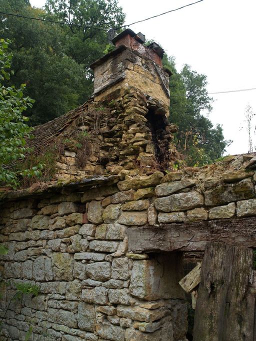 Vestige de la souche de la cheminée monumentale.