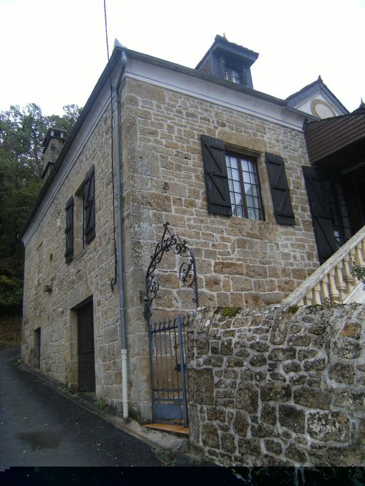 Vue générale de l'angle sud-ouest, prise depuis la rue.