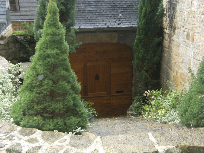 Vue générale du portail couvert en arc déprimé.