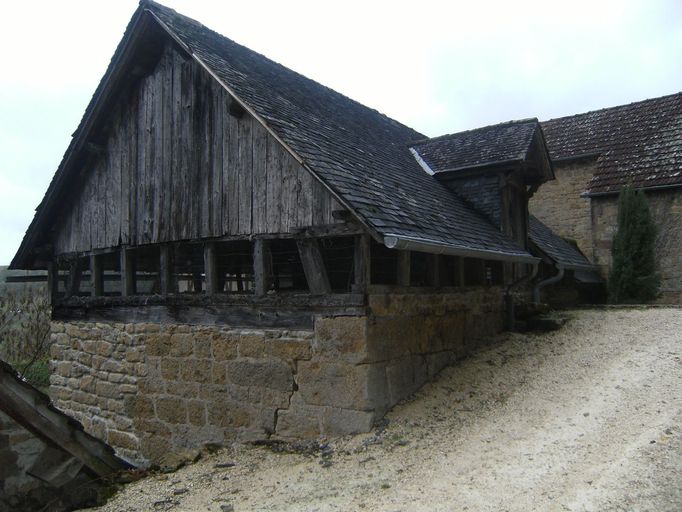 Vue générale du séchoir à noix, prise depuis la route.
