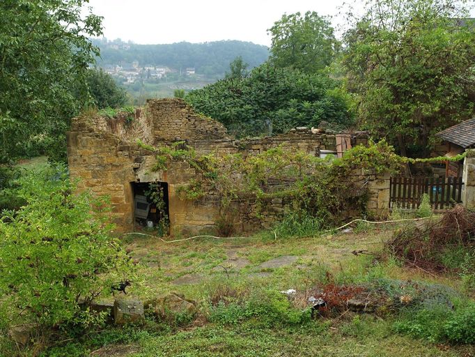 Vue générale de la maison actuellement en ruine.