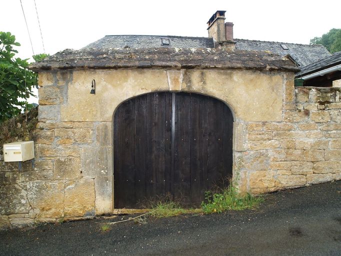 Portail couvert en arc en anse-de-panier.