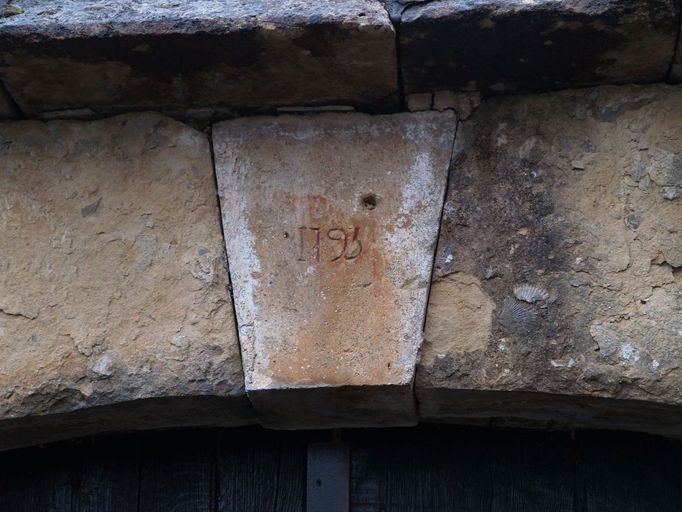 Détail de la date 1793 inscrite sur la clef de l'arc en anse-de-panier du portail.