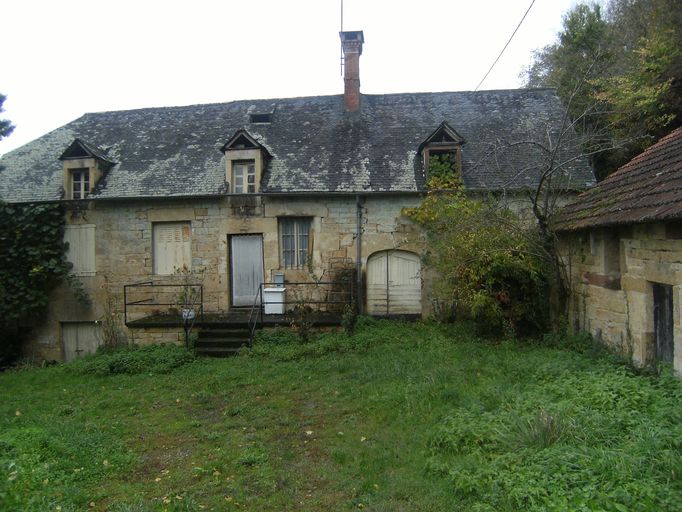 Rosiers. Ferme en élements dissociés organisés autour d'une cour enherbée. ; Vue générale de la ferme : l'étable au premier plan (sur le côté), le logis et la grange au second plan.