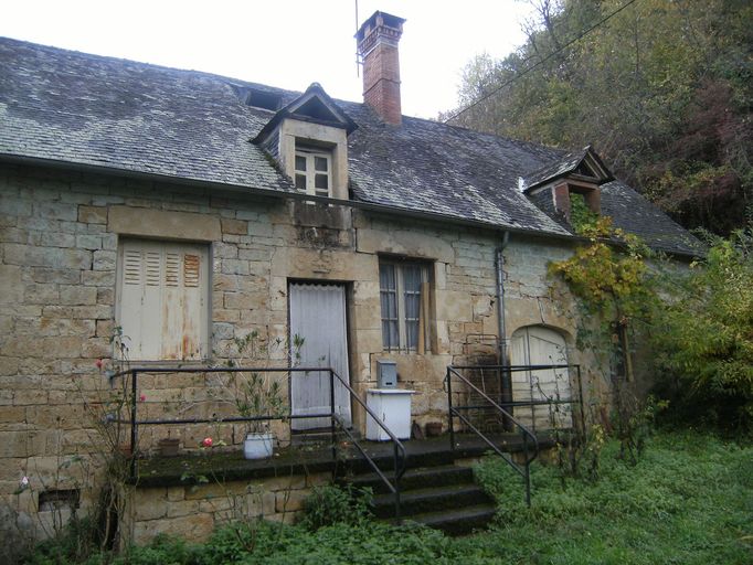 Vue générale de la façade principale sud du logis et de la grange attenante.